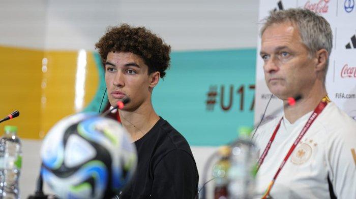 Pelatih Timnas Jerman U-17 Christian Wueck (kanan) bersama Kapten Timnas Jerman U-17 Noah Darvich saat memberikan keterangan dalam sesi konferensi pers sebelum pertandingan melawan Timnas Argentina U-17 dalam babak semifinal Piala Dunia U-17 2023 di Stadion Manahan Solo, Senin (27/11/2023).