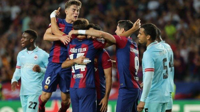 Para pemain Barcelona merayakan gol Joao Felix (14) dalam laga melawan Royal Antwerp pada matchday pertama Grup H Liga Champions 2023-2024 yang digelar di Stadion Olimpic Lluis Companys, Selasa (19/9/2023) malam waktu setempat.