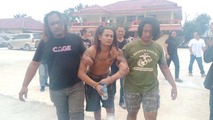 Pelaku bernama Joko Umbaran telanjang dada dengan luka tembak di kakinya saat dibawa pihak kepolisian di Mapolres Blora.