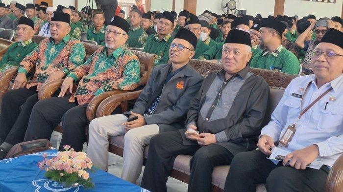 KAJIAN RAMADHAN - Kajian Ramadhan dan Ideopolitor Muhammadiyah dan Aisyiyah se-Eks Karesidenan Kedu berlangsung di Gedung Sasana Adipura, Rabu(19/3/2024). Dalam kajian ini mencakup berbagai materi yang disampaikan, antara lain ideologi dan paham Muhammadiyah, pengembangan wasathiyah Islam berkemajuan, serta optimalisasi zakat, infaq, dan shodaqoh.