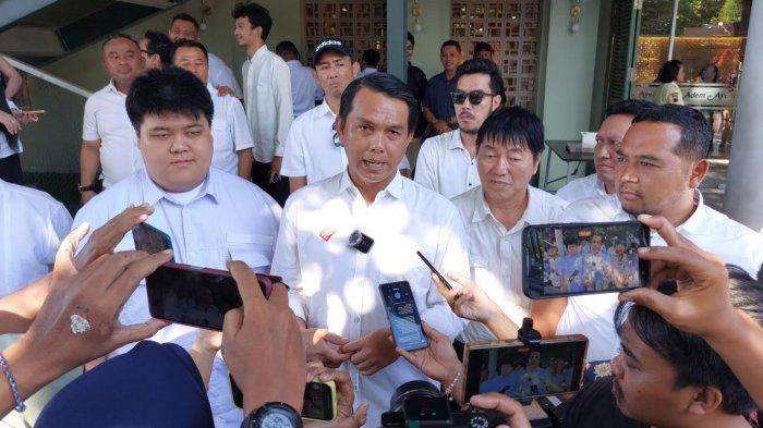 KANDIDAT KETUM - Ketua DPW PSI Jateng, Antonius Yoga Prabowo memberikan keterangan kepada wartawan seusai kopdarwil di Kota Surakarta, Minggu (25/5/2025). Muncul dua kandidat calon Ketum PSI yakni Jokowi dan Kaesang Pangarep.