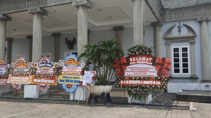 KARANGAN BUNGA - Balai Kota Semarang dipenuhi karangan bunga ucapan pelantikan Agustina Wilujeng Pramestuti dan Iswar Aminuddin, termasuk dari Hevearita Gunaryanti Rahayu, Wali Kota Semarang Semarang, Kamis (20/2/2025). Sebelumnya, Mbak Ita ditahan KPK pada Rabu (19/2/2025).