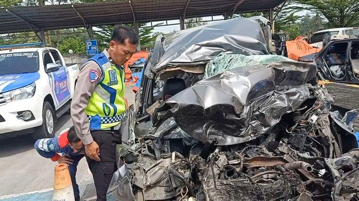 KASATLANTAS POLRES PEKALONGAN - AKP Ronny Hidayat bersama Kanit Gakkum Ipda Ambar saat memberikan keterangan terkait kronologi kecelakaan di KM 332 jalur B atau jalur Semarang-Jakarta, Sabtu (12/4/2025). Kecelakaan ini melibatkan sebuah mobil Honda BR-V dengan nomor polisi F 1859 MO dan bus PO Fransindo Trans W 7842 UO melaju dari arah berlawanan. Dari kejadian ini, satu orang meninggal dunia dan satu masih kritis.