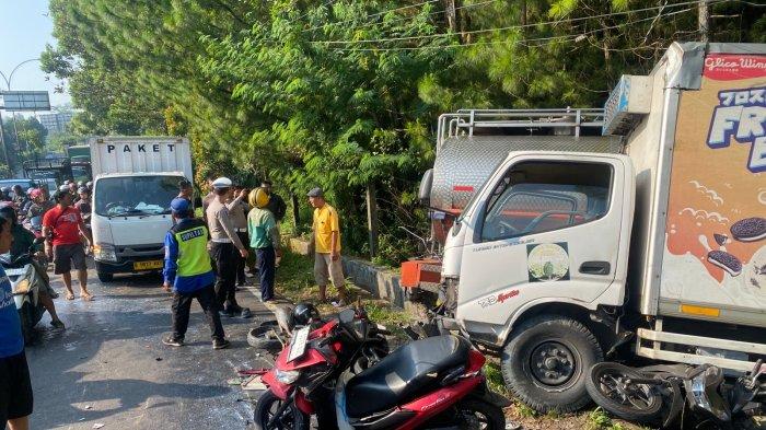KECELAKAAN KARAMBOL - Suasana lokasi kejadian seusai kecelakaan karambol di JLS Salatiga, Kelurahan Kumpulrejo, Kecamatan Argomulyo, Kota Salatiga, Sabtu (31/5/2025) sekitar pukul 08.00 WIB. Truk tangki Fuso menabrak satu truk dan empat motor.