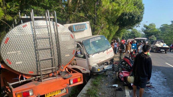 KECELAKAAN KARAMBOL - Suasana lokasi kejadian seusai kecelakaan karambol di JLS Salatiga, Kelurahan Kumpulrejo, Kecamatan Argomulyo, Kota Salatiga, Sabtu (31/5/2025) sekitar pukul 08.00 WIB. Truk tangki Fuso menabrak satu truk dan empat motor.
