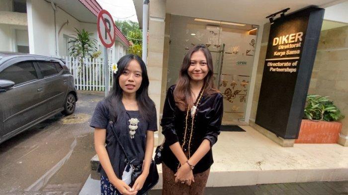 KENAKAN KEBAYA JAWA - Seorang mahasiswi, Nabila Farel mengenakan kebaya khas Jawa dalam Parade Senja 1.000 Wastra Nusantara di lingkungan Universitas Kristen Satya Wacana (UKSW), Kota Salatiga, Senin (21/4/2025) sore. Dalam kondisi hujan, parade tersebut tetap digelar dalam rangka memperingati Hari Kartini, Hari Bumi, dan Dies Natalis ke-25 Fakultas Ilmu Sosial dan Ilmu Komunikasi (FISKOM) UKSW.