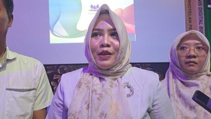 KEPALA SEKOLAH, SMK Citra Bangsa Mandiri Purwokerto, Prisillia Mutiara Sari, S.Si., Gr (tengah) saat angkat bicara dan menjelaskan latar belakang serta maksud dari penyelenggaraan kegiatan wisuda berkonsep ala perguruan tinggi, Selasa (13/5/2025). Prosesi wisuda tersebut bukan merupakan kegiatan baru di sekolah tersebut sudah dilaksanakan sejak 2013.