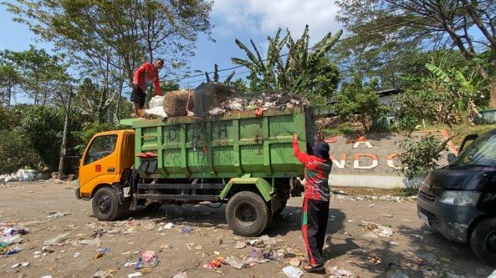 KIRIM SAMPAH - Truk sampah tiba TPA Blondo, Kecamatan Bawen, Kabupaten Semarang, Rabu (17/7/2024) siang. Penimbunan sampah di sana dinilai semakin mengkhawatirkan.