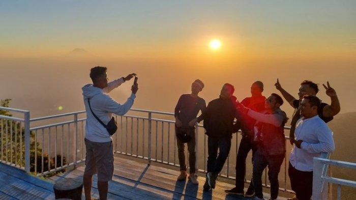 Wisatawan berfoto di Taman Langit Telomoyo.