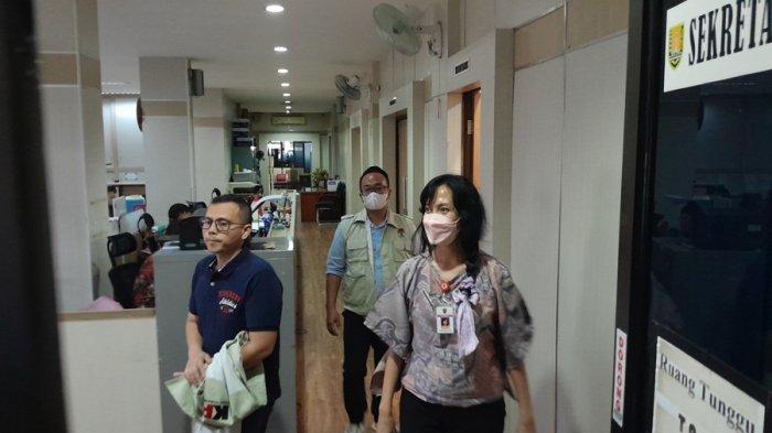 Tim penyidik KPK sedang menggeledah kantor Dinas Perumahan dan Permukiman (Disperkim) Kota Semarang, Kamis (18/7/2024).