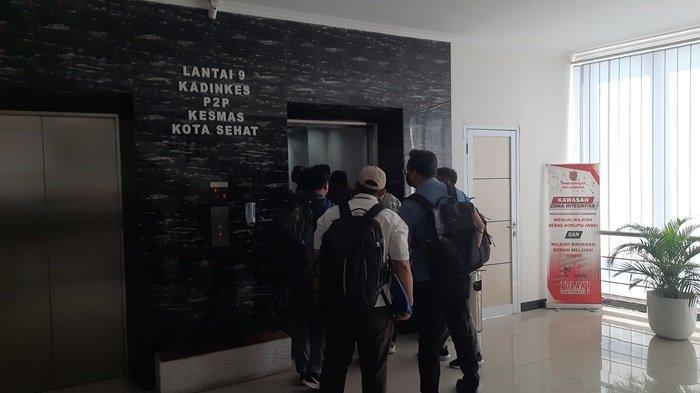 Tim Penyidik KPK melakukan penggeledahan di kantor Dinas Kesehatan (Dinkes) Kota Semarang Senin (22/7/2024).