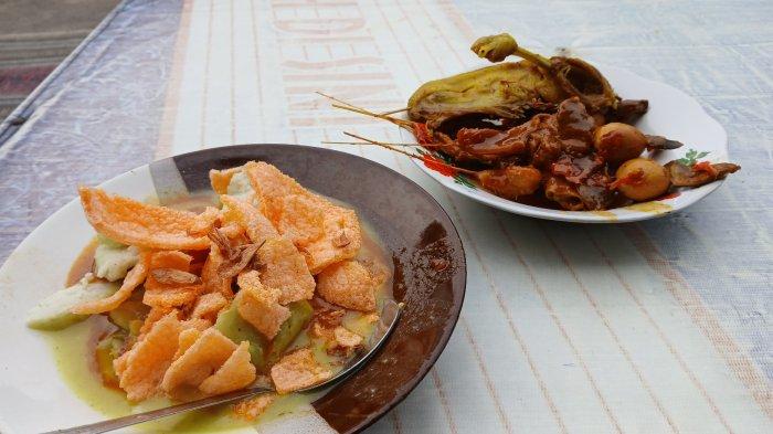 KUPAT BLENGONG- Satu porsi kupat blengong seharga Rp 6.000 di pedagang Jalan Sawo Barat, Kota Tegal. Selain kupat, ada blengong goreng dan sate-satean.