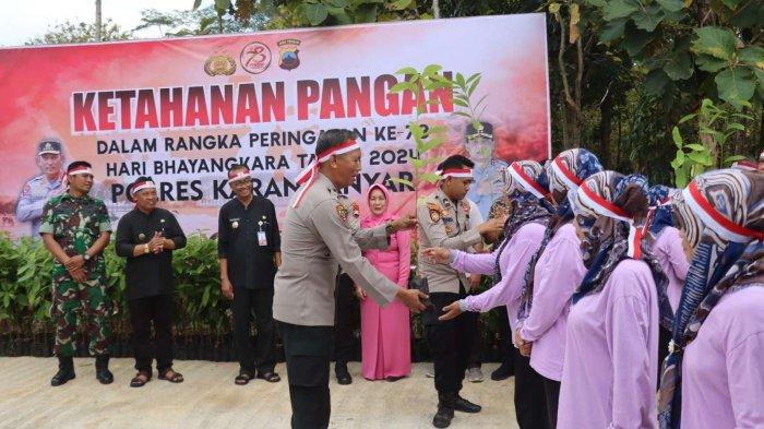 Kabag SDM Polres Karanganyar, Kompol Yohanes Trisnanto menyerahkan bibit tanaman buah kepada perwakilan KWT Manunggal di Desa Sedayu Kecamatan Jumantono Kabupaten Karanganyar, Kamis (27/6/2024).