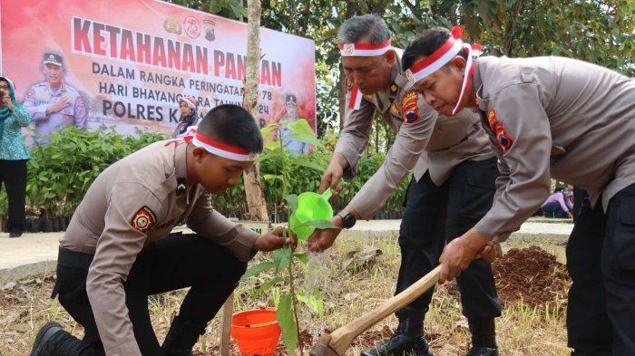 Kabag SDM Polres Karanganyar, Kompol Yohanes Trisnanto menyerahkan bibit tanaman buah kepada perwakilan KWT Manunggal di Desa Sedayu Kecamatan Jumantono Kabupaten Karanganyar, Kamis (27/6/2024).