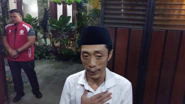 MINTA MAAF - Kader PSI, Dian Sandi memberikan keterangan kepada wartawan usai bertemu dengan Jokowi untuk meminta maaf karena sudah menyebarkan ijazah Jokowi di kediaman Sumber Kecamatan Banjarsari Kota Solo pada Kamis (22/5/2025) petang.