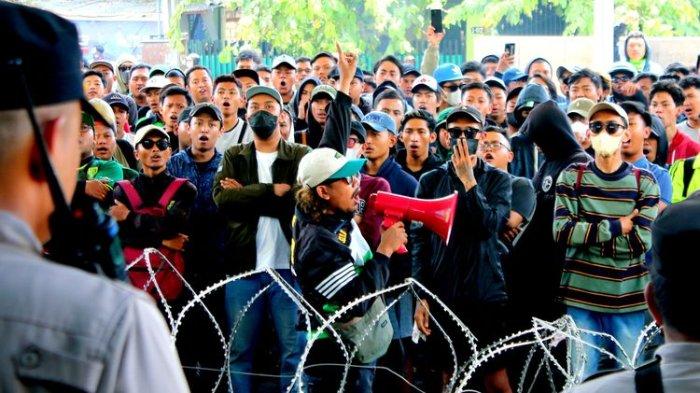 Pentolan Bonek orasi didepan ratusan suporter yang menggelar aksi demo kepada manajemen tim didepan kantor marketing Persebaya Surabaya yang berada di Sutos Surabaya, Jawa Timur, Senin (30/10/2023) pagi.