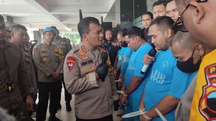 Kapolda Jateng Irjen Ahmad Lutfi saat melakukan tanya jawab dengan tersangka penadah mobil bodong di Mapolda Jateng, Kota Semarang, Selasa (9/1/2024).