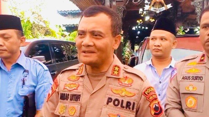 Kapolda Jateng Irjen Pol Ahmad Luthfi, saat melakukan sesi wawancara dengan wartawan sebelum menghadiri Tasyakuran dan Doa Bersama Masyarakat untuk Polri. Berlokasi di Lasnur Convention Hall, Kecamatan Slawi, Kabupaten Tegal, pada Senin (8/7/2024).