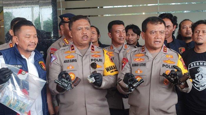 Kapolda Jateng Irjen Ahmad Luthfi menunjukan senjata api yang digunakan para tersangka untuk merampok toko emas di di Mapolda Jateng, Kota Semarang, Rabu (24/4/2024).