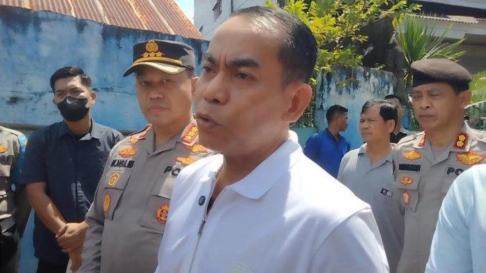 Kapolda Sulsel Irjen Pol Andi Rian meninjau lokasi penemuan jasad wanita di sebuah rumah di Jl Kandea 2, Kecamatan Bontoala, Makassar, Minggu (14/4/2024) siang. (Tribun Timur/Muslimin Emba)