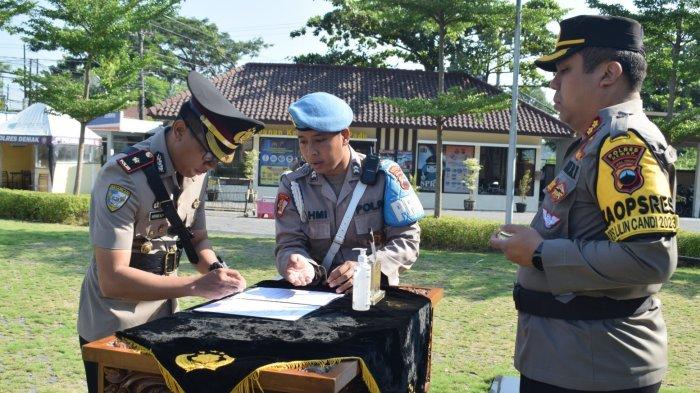 Kapolres Demak AKBP Muhammad Purbaya saat menyaksikan prosesi Sertijab Wakapolres Demak dari Kompol Andy Setiawan kepada Kompol Aldino Agus Anggoro.