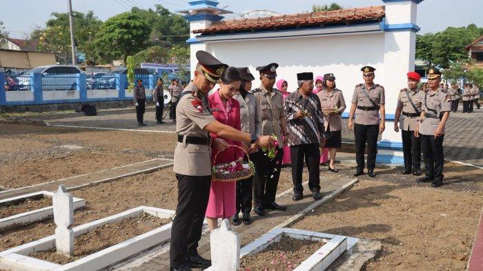 Kapolres Karanganyar, AKBP Jerrold Hendra Yosef Kumontoy beserta istri menabur bunga ke pusara saat ziarah di Makam Pahlawan Darma Tunggal Bakti Karanganyar, Senin (24/6/2024).