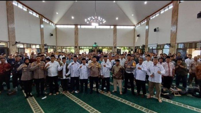 Kapolres Semarang bersama jajaran mengikuti Pengajian Umum DPD LDII Kabupaten Semarang di Masjid Baitul Makmur, Desa Langensari, Kec. Ungaran Barat, Kab. Semarang (Minggu, 13/10/24)