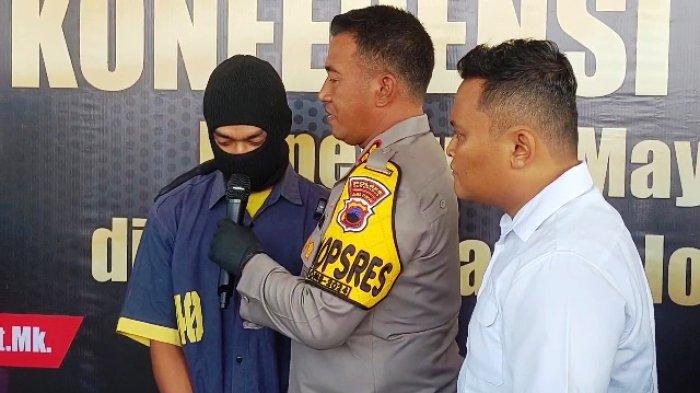 Kapolres Sukoharjo AKBP Sigit saat melakukan interogasi kepada RMS yang merupakan salah satu pelaku pembunuhan Serlina (22) warga Karanganyar di Mapolres Sukoharjo, Senin (21/4/2024).