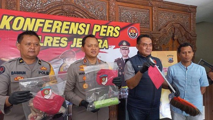 Kapolres Jepara AKBP Wahyu Nugroho Setyawan (tengah) saat konferensi pers di Mapolres, Jumat (20/10/2023). Dia beserta jajaran menunjukkan barang bukti kasus pembunuhan yang terjadi di Desa Sengonbugel, Kecamatan Mayong.