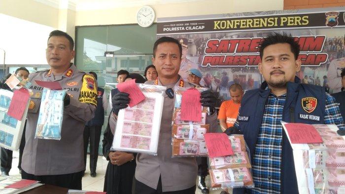 Kapolresta Cilacap Kombes Pol Ruruh Wicaksono saat menggelar press release terkait produksi uang palsu di Cilacap, Senin (8/1/2024)