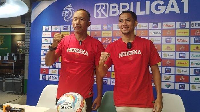 Kapten Persebaya, Reva Adi Utama (kanan) dan pelatih sementara Bajul Ijo, Suton Nawawi sangat antusias menyambut laga lawan PSM Makassar yang merupakan juara bertahan Liga 1.