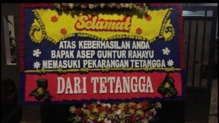 Karangan bunga berisi pesan nyinyir dikirimkan ke Pelaksana Tugas Deputi Penindakan dan Eksekusi KPK, Asep Guntur Rahayu pada Jumat (27/8/7/2023) malam.