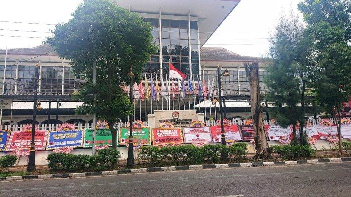 Karangan bunga yang mengatasnamakan dari relawan PDIP ditata berjajar di depan Kantor KPU Jateng, Rabu (1/5/2024).