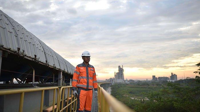 Karyawan PT Semen Gresik melakukan pengecekan rutin pada lintasan Long Belt Conveyor di area tambang Pabrik Rembang, Jawa Tengah.
