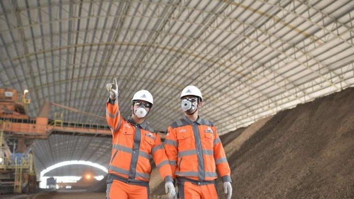 Karyawan PT Semen Gresik sedang melakukan pengecekan material di area storage Pabrik Rembang.