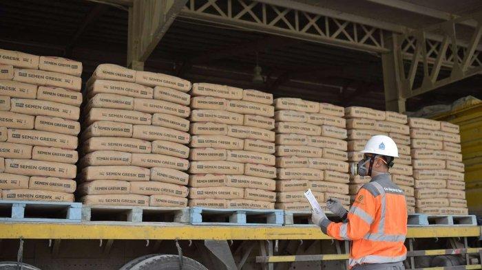 Karyawan PT Semen Gresik sedang melakukan supervisi produk semen di area Palletizer Pabrik Rembang.