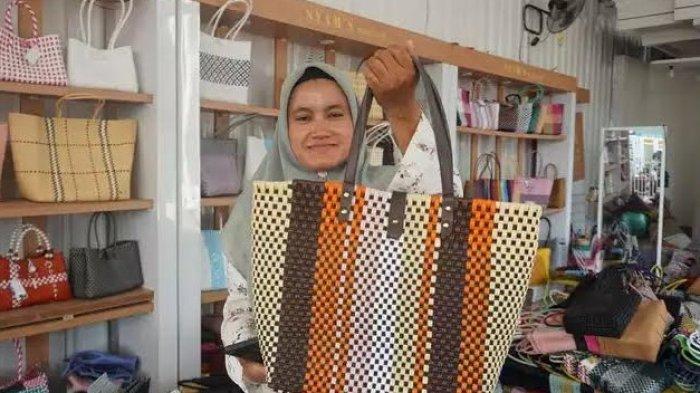 Karyawan menunjukkan satu koleksi tas anyaman di galeri Syam's Handicraft jalan Juwana, Ngaglik, Karangrejo, Kabupaten Pati, Jumat (6/10/2023).