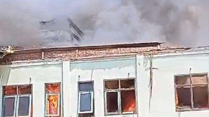 Kondisi kepulan asap di Gedung Kantor Perhubungan Kodam IV Diponegoro, Kota Semarang, Jumat (29/3/2024) siang.