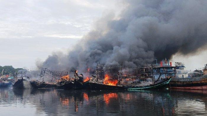 Kebakaran kapal nelayan terjadi di Pelabuhan PT Pelindo Tegal, Jumat (27/12/2024).