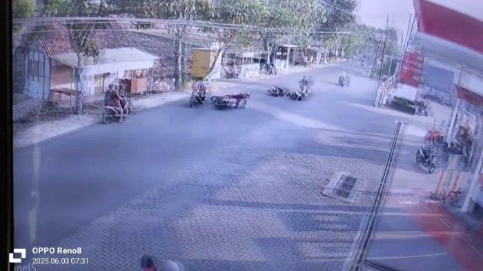 KECELAKAAN MAUT: Kecelakaan beruntun terjadi di Jalan Poros Utama Kecamatan (PUK) jurusan Baureno–Kepohbaru, tepatnya di depan SPBU Desa Baureno, Bojonegoro, pada selasa (3/6/2025) pagi. Seorang siswa Sekolah Menengah Kejuruan (SMK) tewas. (TRIBUN JATIM/ISTIMEWA)