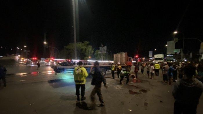 Kecelakaan di persimpangan exit tol Bawen, Jalan Semarang-Solo, Bawen, Kabupaten Semarang, Sabtu (23/9/2023) malam. Kecelakaan itu melibatkan satu truk tronton yang menabrak sejumlah kendaraan di depannya.