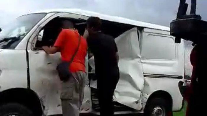 Kecelakaan melibatkan mobil Gran Max tertabrak Kereta Api (KA) Wisata di perlintasan rel sebidang di dekat Sekolah Alam Matahari, Kupang Jetis, Kupang, Kecamatan Ambarawa, Kabupaten Semarang pada Minggu (10/3/2024) sore.
