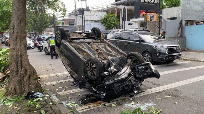TERBALIK: Kecelakaan terjadi Jalan Kyai Saleh, depan SD Kristen Gergaji, Randusari, Semarang Selatan, Kota Semarang pada Senin (2/6/2025) dini hari. Sebuah mobil Brio warna hitam berpelat H1287HV mengalami kecelakaan tunggal hingga terbalik di lajur kanan depan sekolahan tersebut. (TRIBUN JATENG/REZA GUSTAV)