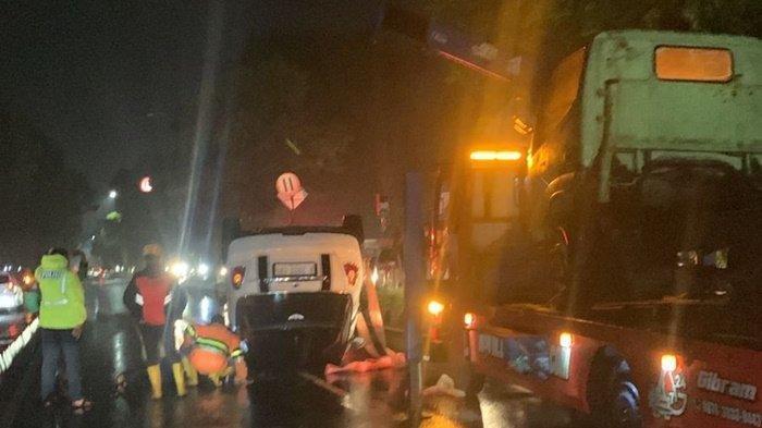 Kecelakaan tunggal mobil Mini Cooper terguling setelah menabrak pembatas jalan terjadi di Jalan Nasional (Ringroad) kilometer 14, wilayah Gamping, tepatnya di area sawah, Kalurahan Banyuraden, Minggu (7/1/2024) malam.