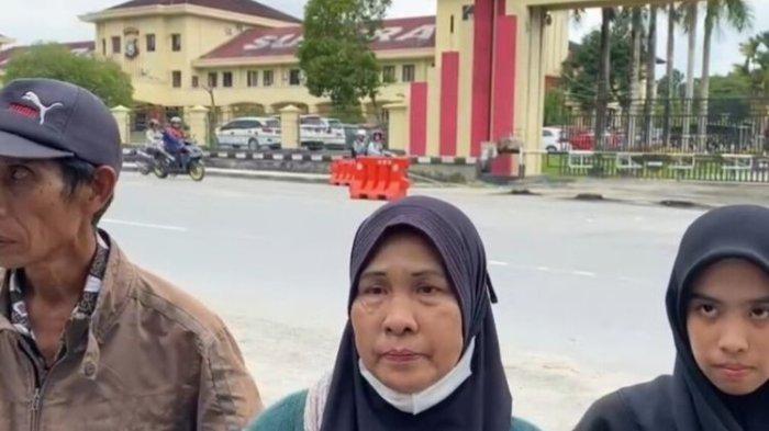 Kedua orangtua santri yang hilang demo di Polda Sultra.
Artikel ini telah tayang di Kompas.com dengan judul
