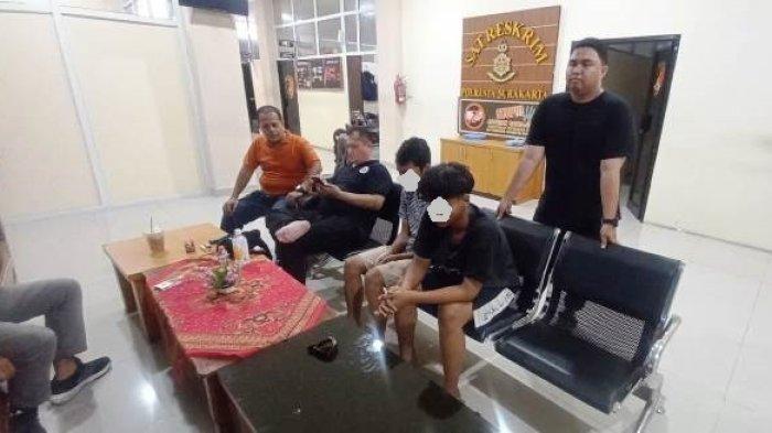 Kedua pelaku pencurian baut rel kereta yang merupakan warga Jaten Karanganyar saat dibawa ke Mapolresta Solo, Selasa (23/4/2024).