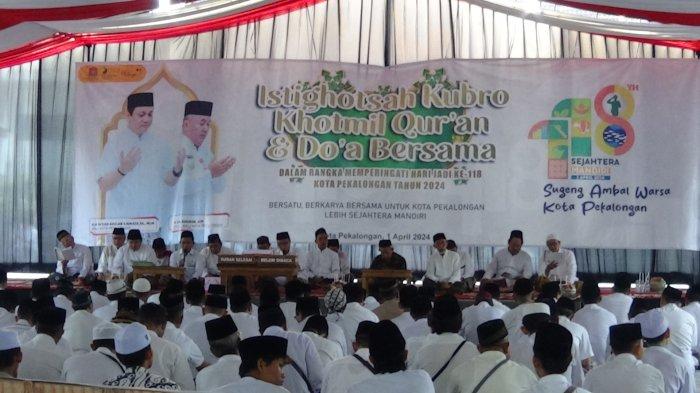 Kegiatan Istighotsah Kubro, Khotmil Qur'an dan doa bersama di halaman setda Kota Pekalongan, Minggu sore (31/3/2024).
