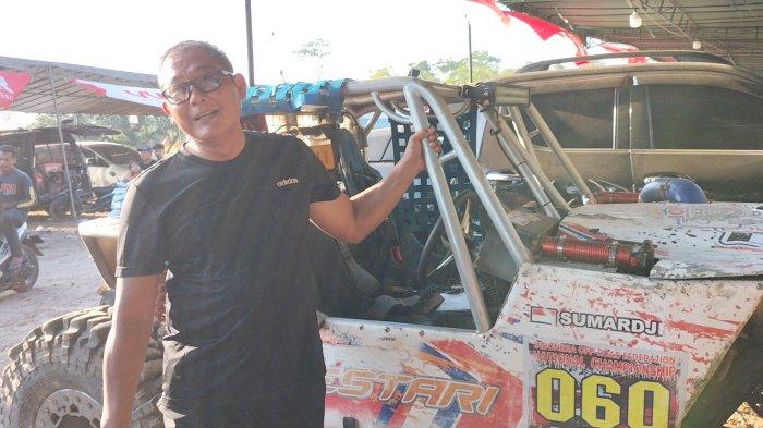 Peserta Kejurnas Specta Jateng Ultimate Offroad Challenge 2024 Kombes Pol Sumardji saat wawancara dengan awak media sambil menunjukkan kendaraannya di Sirkuit Lapangan Tembak Kodam IV Sigar Bencah, Tembalang, Sabtu (3/8/2024). - TRIBUN/ARIEL