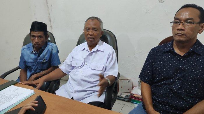 Juru bicara keluarga almarhum Gamma, Subambang (kaos putih), Paman Korban Agung (biru dongker) dan ayah kandung korban, Andi Prabowo mengungkapkan rasa kecewanya selepas melihat RDP Komisi III DPR dengan Kepolisian di Kota Semarang, Selasa (3/12/2024).