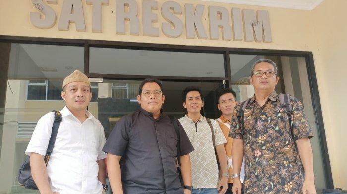 Keluarga Iwan Boedi Prasetijo mendatangi Kantor Satreskrim Polrestabes Semarang, Selasa (23/4/2024). Mereka datang untuk mengupdate hasil penyelidikan kasus pembunuhan yang terjadi pada September 2022.